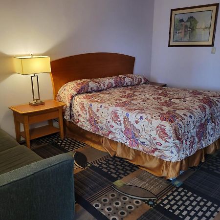 Emerald Inn & Lounge Блайт Екстериор снимка