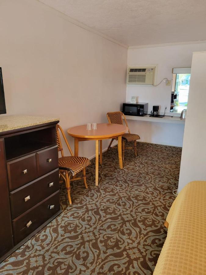 Emerald Inn & Lounge Блайт Екстериор снимка