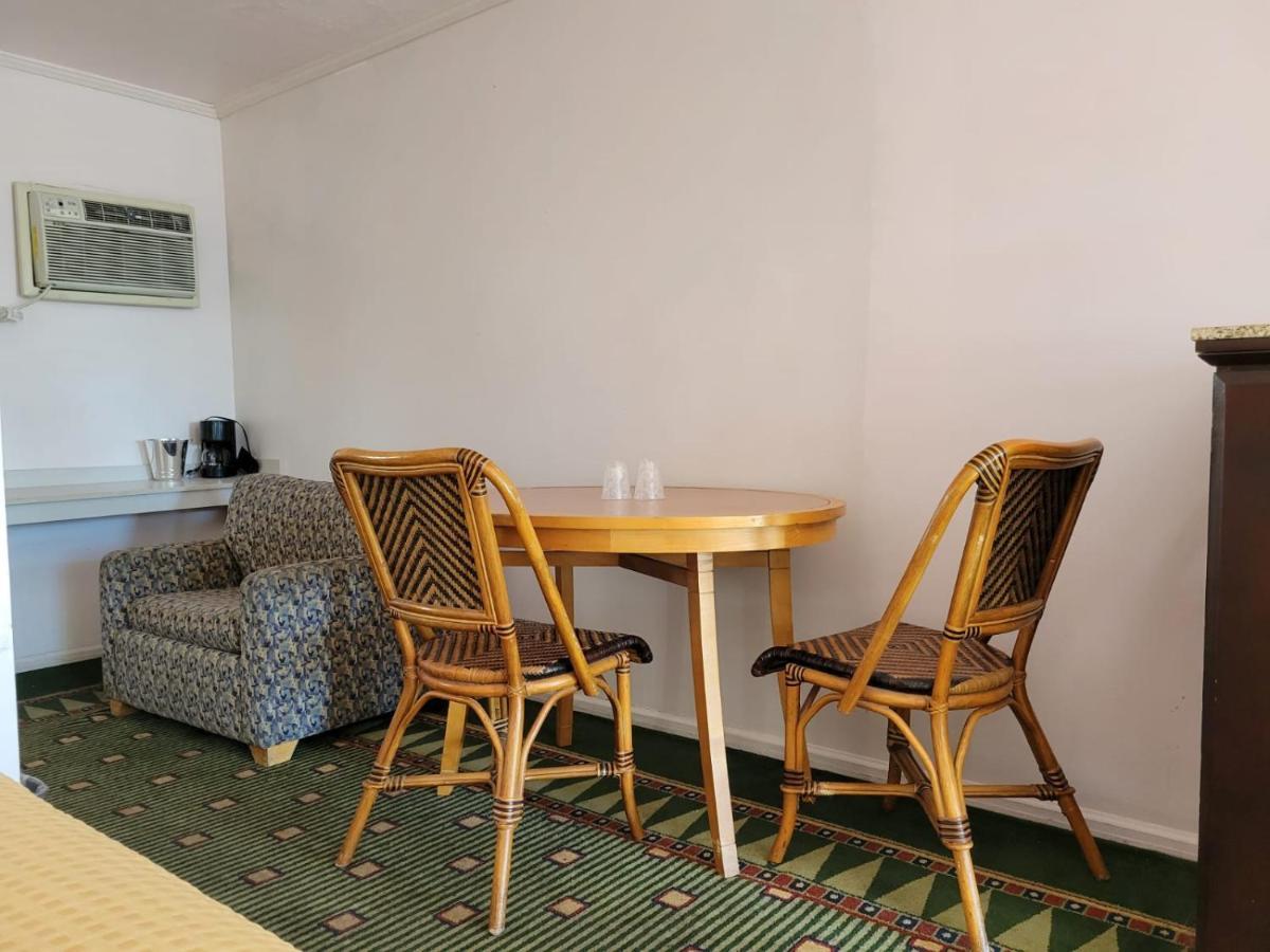 Emerald Inn & Lounge Блайт Екстериор снимка