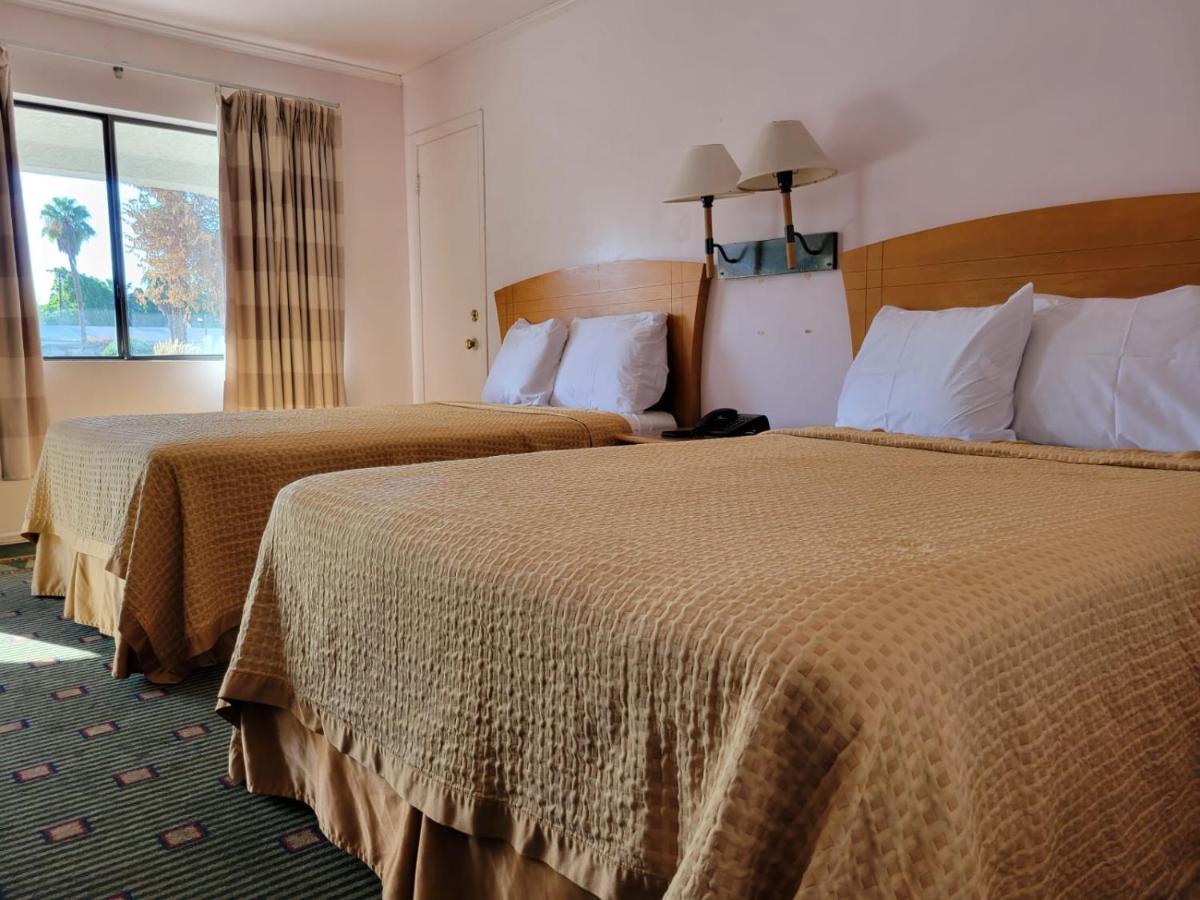 Emerald Inn & Lounge Блайт Екстериор снимка