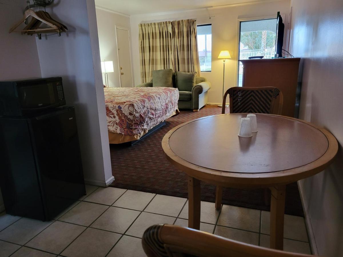 Emerald Inn & Lounge Блайт Екстериор снимка