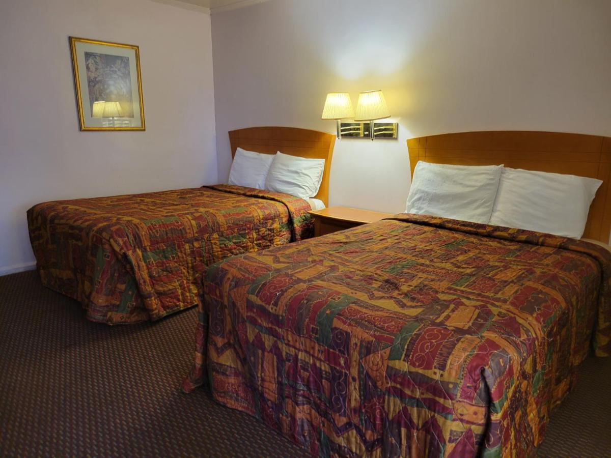 Emerald Inn & Lounge Блайт Екстериор снимка