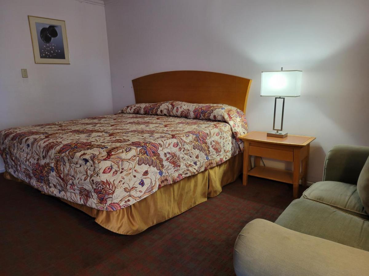 Emerald Inn & Lounge Блайт Екстериор снимка