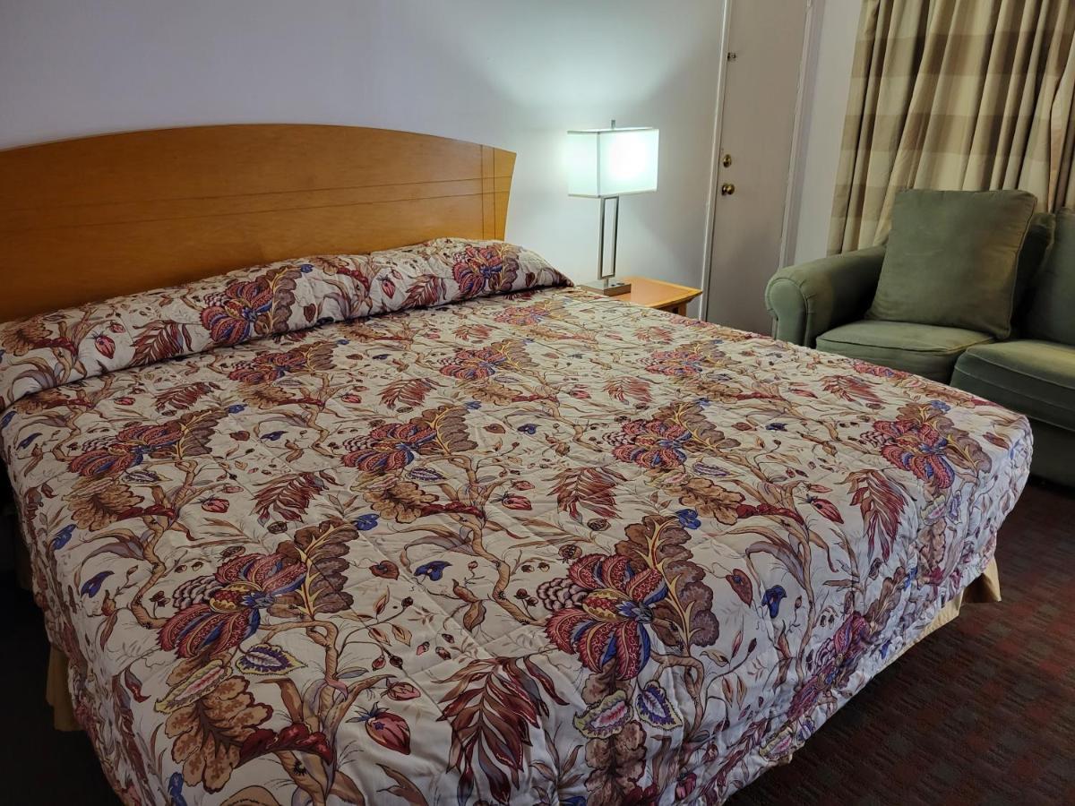 Emerald Inn & Lounge Блайт Екстериор снимка